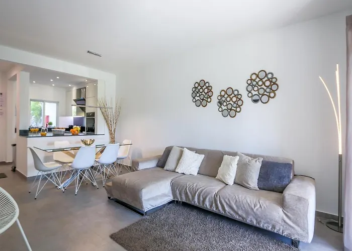 Luxury 3 Bedroom Apartment, *