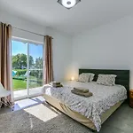 דירה Luxury 3 Bedroom Apartment, אלבופיירה