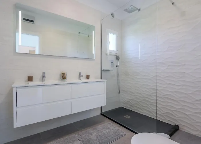 Luxury 3 Bedroom Apartment, *